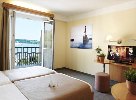 Hotel Neptun - hotel-neptun-twin-bed-sea-view-balcony-television