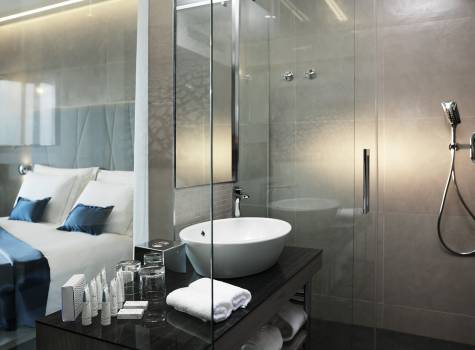 Hotel Slovenija - hotel-slovenija-family-room-bathroom-shower-glass-view-16